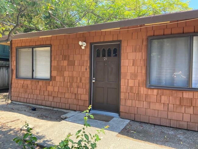 property at 21 Holcomb Ct