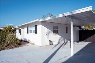 6671 Fiesta Way in Ft. Myers, FL - Building Photo - Building Photo