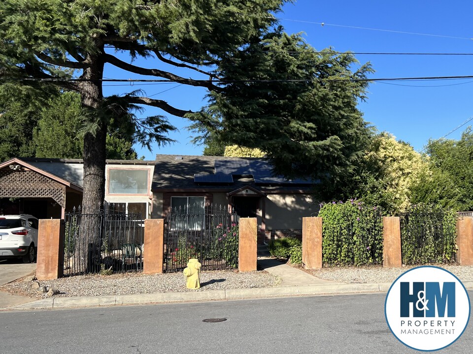 16160 Keith Way in Morgan Hill, CA - Foto de edificio