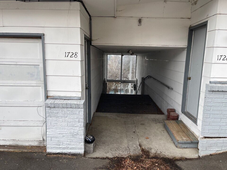 1728 Kimberly Dr in Klamath Falls, OR - Building Photo