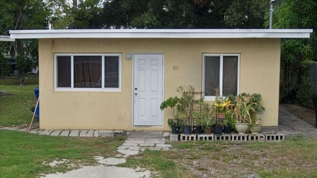 703 NW 14th Way in Fort Lauderdale, FL - Building Photo - Building Photo
