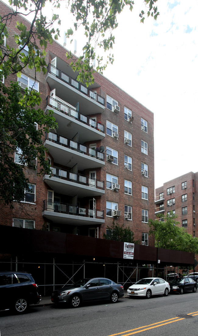 101-06 67th Dr in Forest Hills, NY - Building Photo - Building Photo