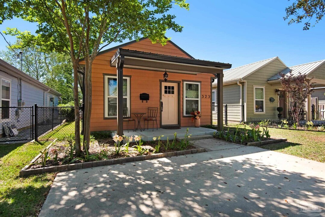 323 N Reus St in Pensacola, FL - Building Photo