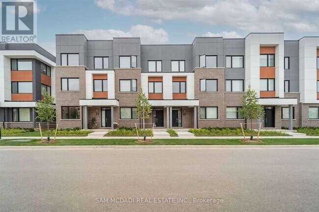 70 Huguenot Rd in Oakville, ON - Building Photo - Building Photo