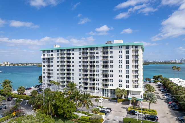 Island Pointe Condominiums in Miami Beach, FL - Foto de edificio - Building Photo