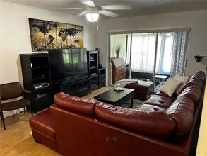 2207 Belleair Rd in Clearwater, FL - Foto de edificio - Building Photo