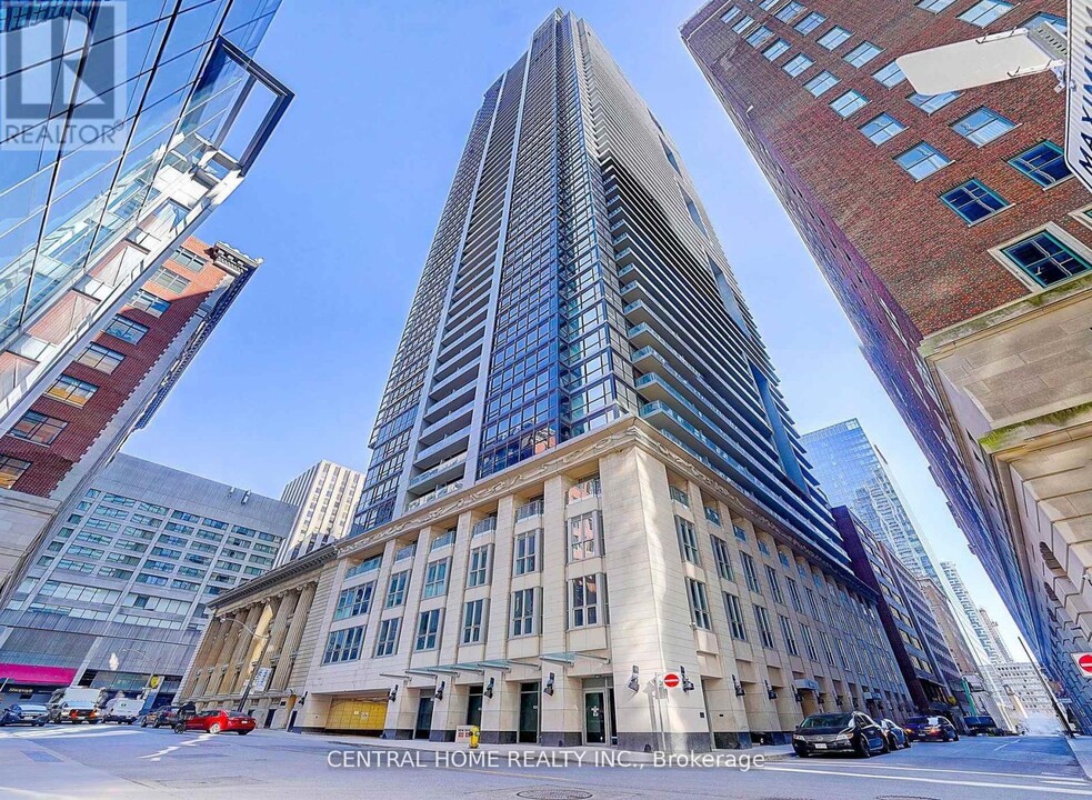70 Temperance St in Toronto, ON - Building Photo
