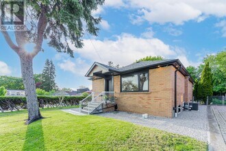 16 Boem Ave in Toronto, ON - Building Photo - Building Photo