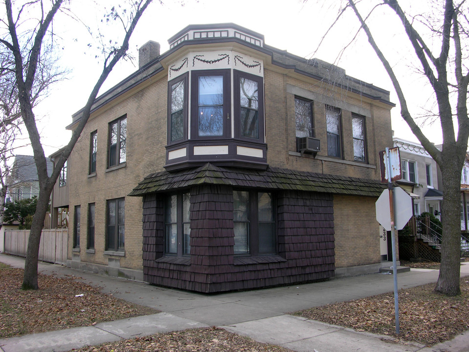 2233 W Cullom Ave in Chicago, IL - Building Photo