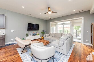 2618 W Fullerton Ave in Chicago, IL - Building Photo - Building Photo