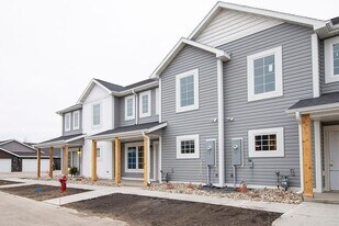 121 Sleeper Wy in Bismarck, ND - Building Photo