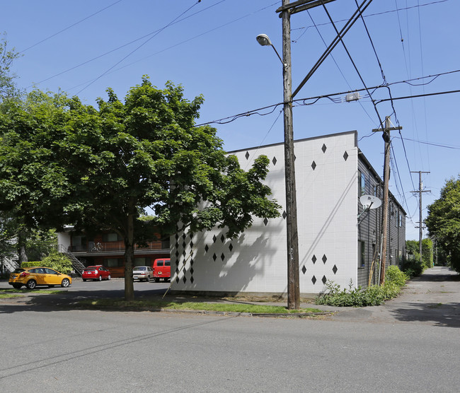 1940 SE 12th Ave in Portland, OR - Building Photo - Building Photo