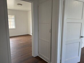 4067 S Muirfield Rd in Los Angeles, CA - Building Photo - Building Photo
