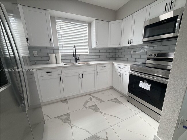 508 E 23rd St in Hialeah, FL - Foto de edificio - Building Photo