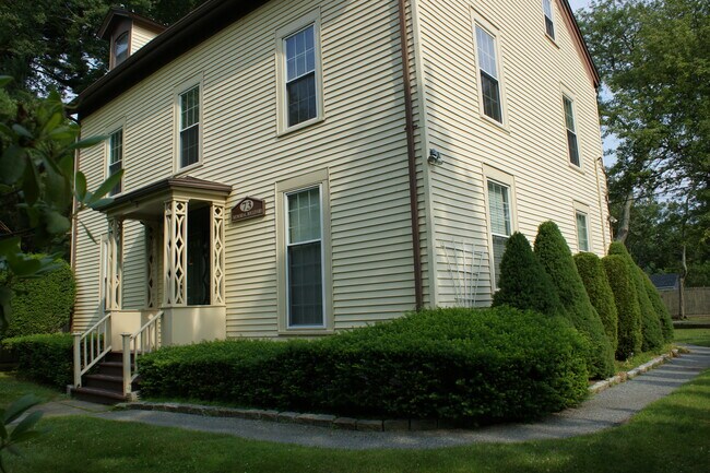 70 Memorial Blvd, Unit 2 in Newport, RI - Building Photo - Building Photo