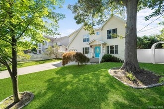 108 S Hillside Ave in Nesconset, NY - Building Photo - Building Photo
