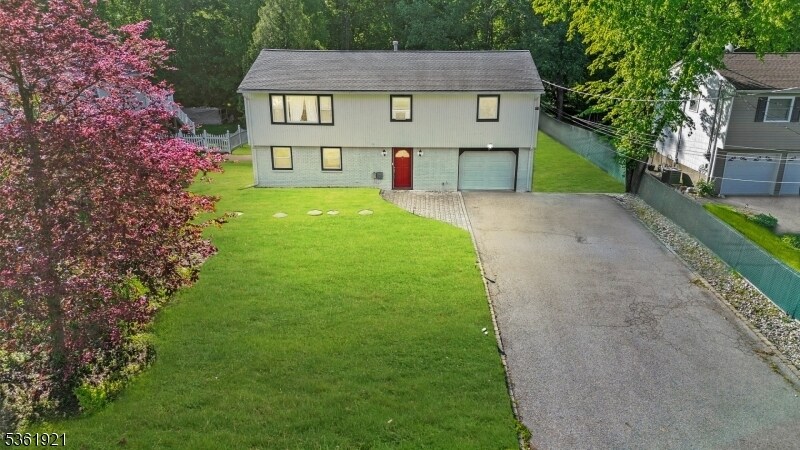 8 Glencross Rd in West Milford, NJ - Building Photo