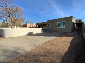 700 Vassar Dr SE in Albuquerque, NM - Building Photo - Building Photo