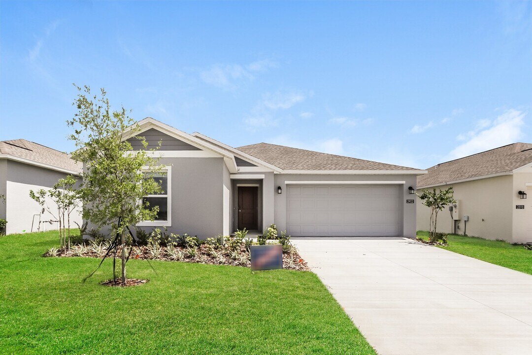 2902 Pennachio Dr in Lake Wales, FL - Building Photo