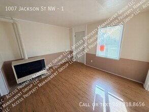 1007 Jackson St NW in Grand Rapids, MI - Building Photo - Building Photo