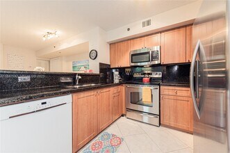 19801 E Country Club Dr in Aventura, FL - Building Photo - Building Photo