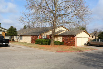 Cottages at UCO in Edmond, OK - Building Photo - Building Photo