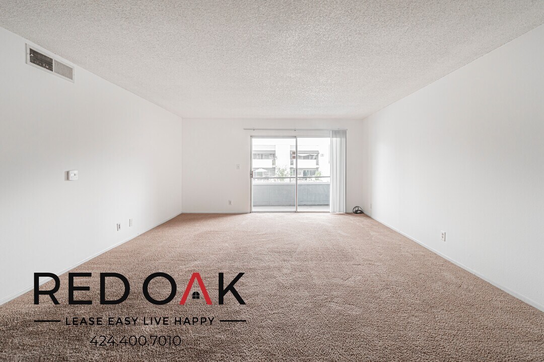 7025 Vassar Ave in Los Angeles, CA - Building Photo