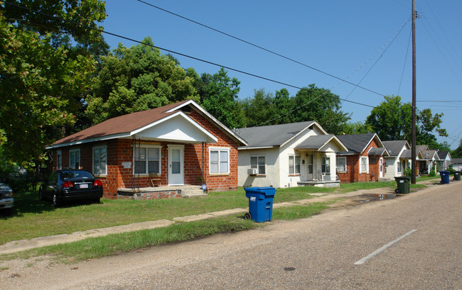 217-229 Whistler St in Mobile, AL - Foto de edificio - Building Photo