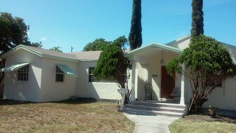 1629 Johnson St in Hollywood, FL - Building Photo