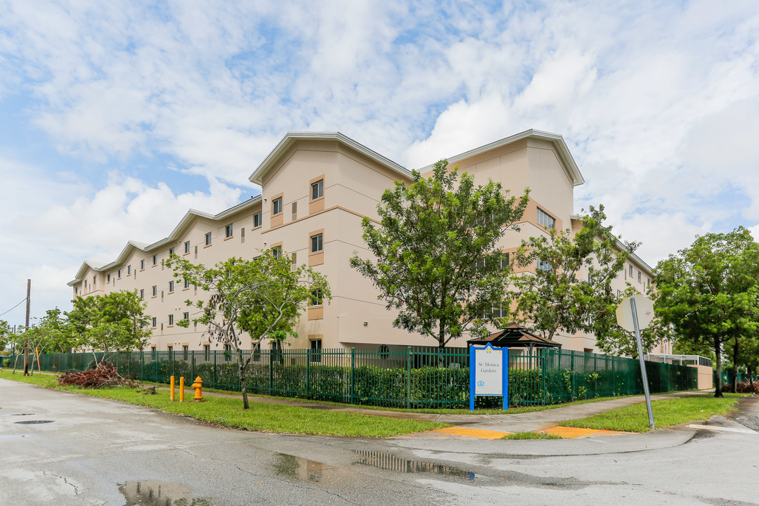 St. Monica Apartments in Opa Locka, FL - Foto de edificio