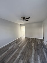 1009 E Garfield Ave, Unit 4 in Glendale, CA - Building Photo - Building Photo