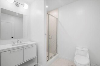 139 Fifth Ave in Pelham, NY - Foto de edificio - Building Photo