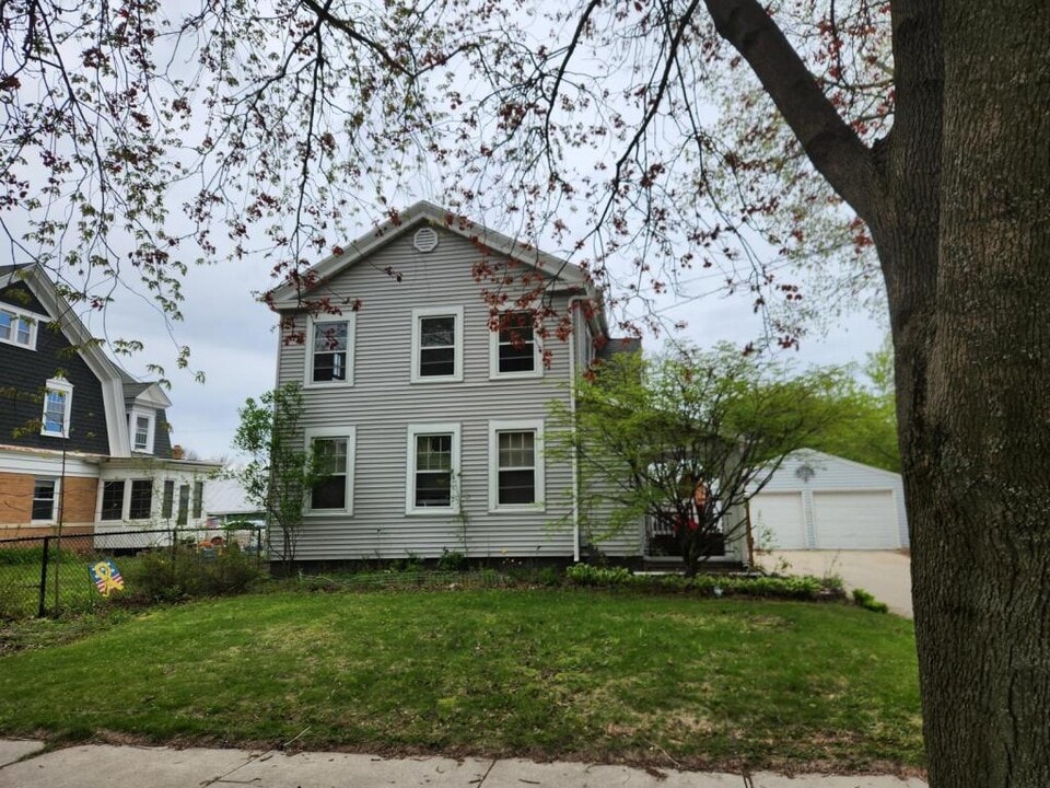 531 N 5th St in Manitowoc, WI - Building Photo