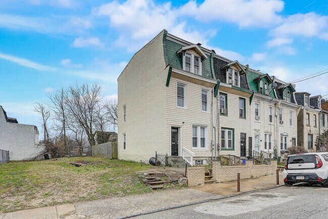 244 E Phil Ellena St in Philadelphia, PA - Foto de edificio - Building Photo