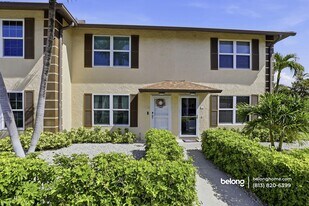 731 W Elkcam Cir in Marco Island, FL - Building Photo