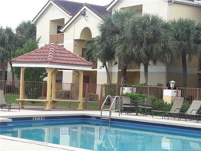7630 Westwood Dr, Unit 302 in Tamarac, FL - Foto de edificio - Building Photo