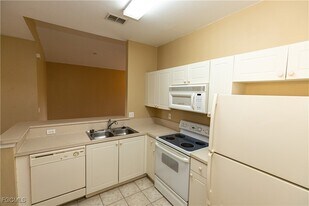 4275 Bellasol Cir in Ft. Myers, FL - Building Photo