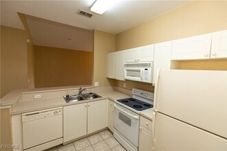 4275 Bellasol Cir in Ft. Myers, FL - Foto de edificio - Building Photo