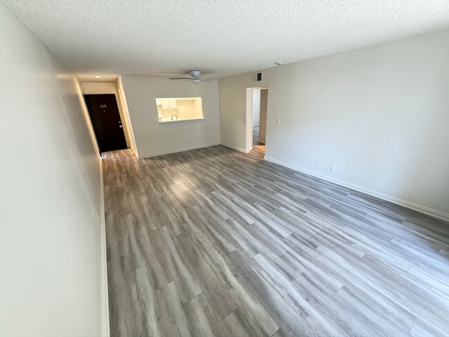 15020 Burbank Blvd in Los Angeles, CA - Building Photo - Building Photo