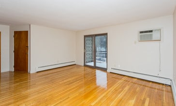 Charlesbank Estates in Waltham, MA - Foto de edificio - Interior Photo