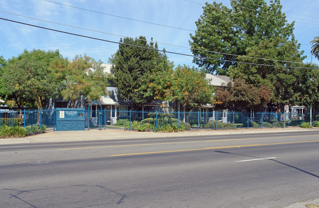 Village Park Apartments in Sacramento, CA - Foto de edificio - Building Photo