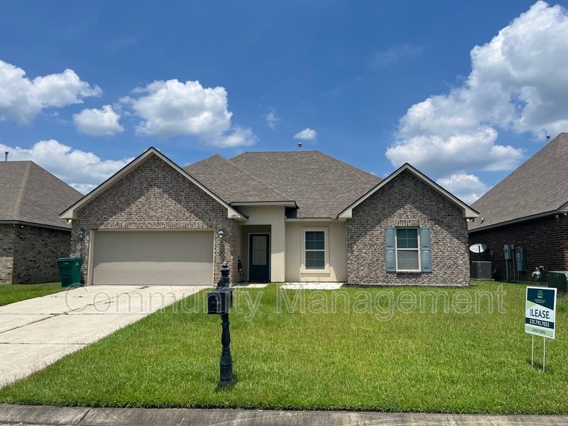 13790 Fig Dr in Denham Springs, LA - Building Photo