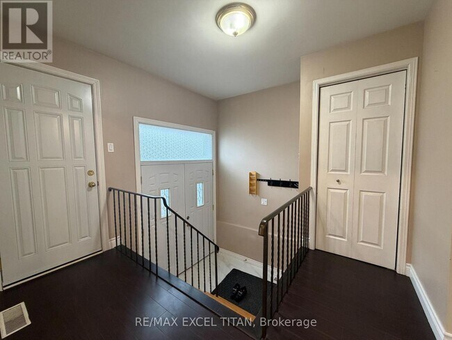 251 Shawnee Cir in Toronto, ON - Building Photo - Building Photo