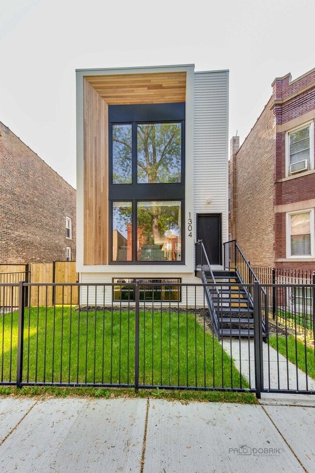 1304 N Lawndale Ave in Chicago, IL - Building Photo - Building Photo