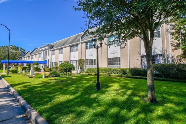 2700 Bellefontaine in Houston, TX - Building Photo - Building Photo