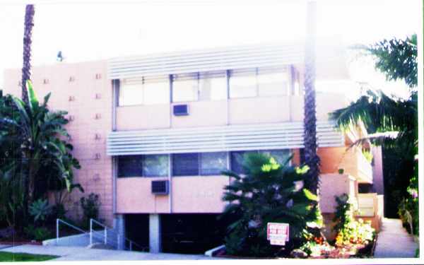 1544 N Hayworth Ave in Los Angeles, CA - Foto de edificio