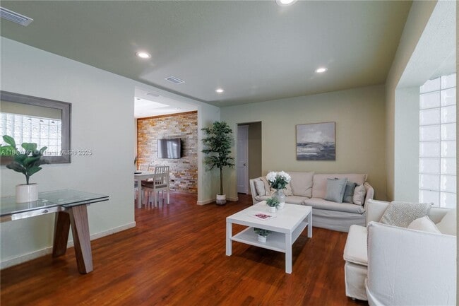 250 NE 48th St in Miami, FL - Foto de edificio - Building Photo