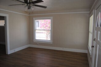 2403 Sunset Ave in Bakersfield, CA - Foto de edificio - Building Photo