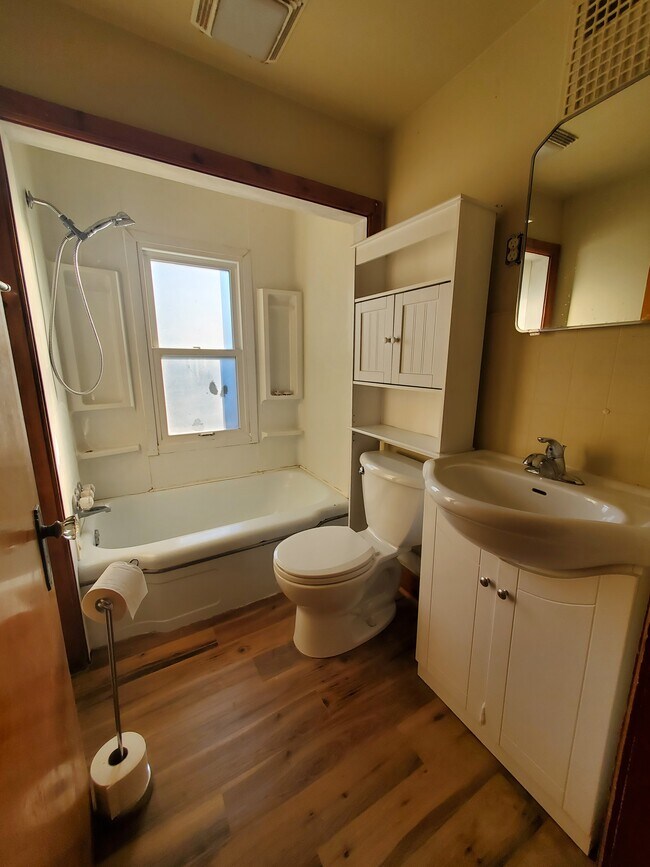 240 S Healy Ave, Unit Upper in Negaunee, MI - Foto de edificio - Building Photo