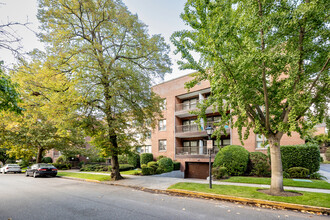 Hillpark Plaza Inc. in Great Neck, NY - Building Photo - Building Photo